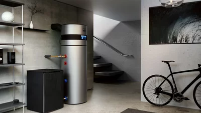 Remko Warmwasser-Wärmepumpe in einem modernen Technikraum mit Fahrrad