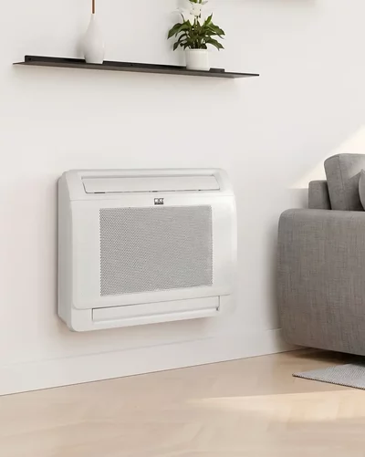 Gezin ontspannen op de bank naast een witte Remko wandverwarmer in de woonkamer.
