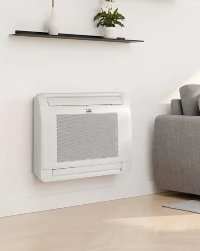 Famille se détendant sur le canapé à côté d'un radiateur mural blanc Remko.