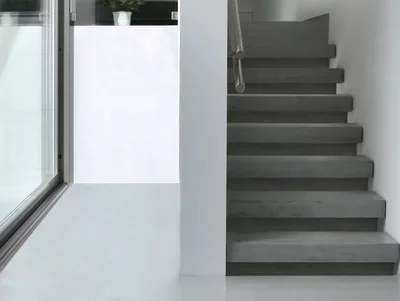 Eine Treppe führt ins Erdgeschoss zum Garten und Hauswirtschaftsraum