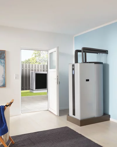 Remko Wärmepumpe im Hausflur mit Außengerät im Garten