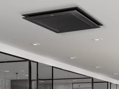 Deckenkassette im Büro Schwarze Deckenkassette hängt an weißer Bürodecke