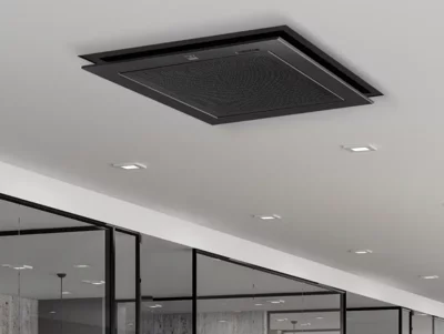 Deckenkassette im Büro Schwarze Deckenkassette hängt an weißer Bürodecke