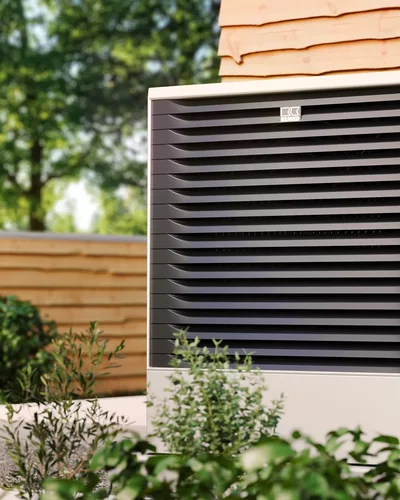 Remko warmtepomp buiten voor houten gevelbekleding