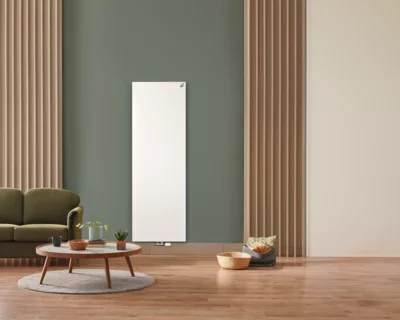 Radiateur d'ambiance blanc Remko dans un salon moderne avec mur vert et lambris en bois