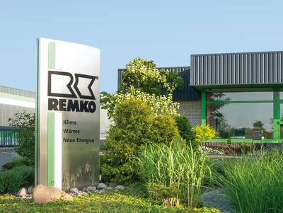 Außenansicht des Remko-Gebäudes mit Firmenlogo und Flaggen