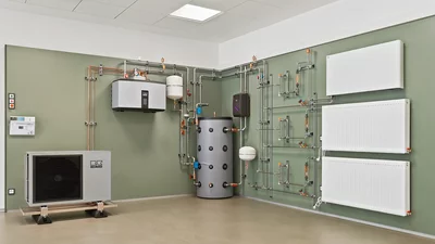 Remko Wärmepumpensystem mit Luft-Wasser-Wärmepumpe, Pufferspeicher und Heizkörpern in einer technischen Anlage