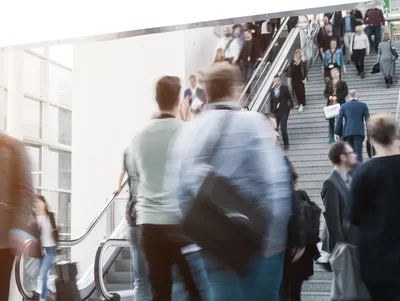 Messehalle mit vielen Besuchern Messebesucher eilen durch die Messehallen