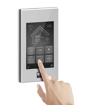 Hand tippt auf Remko Regelung Smart-Control Touch zur Steuerung von Wärmepumpen