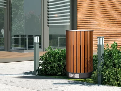 ARTstyle-Wärmepumpe steht vorm Haus im Garten