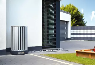 Außenaufstellung Remko Wärmepumpe im Außenbereich vor einem modernen Haus