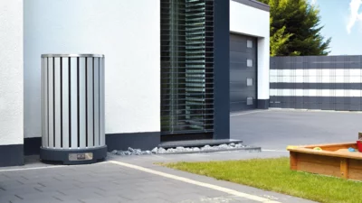 Remko Wärmepumpe im Außenbereich vor einem modernen Haus