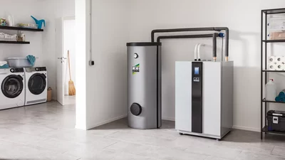 Remko Wärmepumpe und Speicher in einem Hauswirtschaftsraum neben Waschmaschine und Trockner