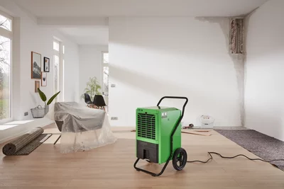 Groene Remko LTE 50 luchtontvochtiger in een gerenoveerde ruimte