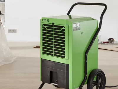 Luftentfeuchter im Wohnraum Luftentfeuchter LTE Eco steht im leergeräumten Wohnraum