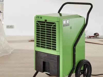 Luftentfeuchter LTE Eco steht im leergeräumten Wohnraum