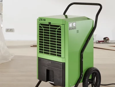 Luftentfeuchter LTE Eco steht im leergeräumten Wohnraum