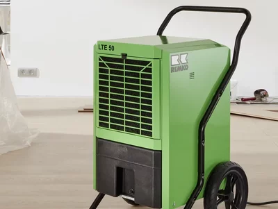 Luftentfeuchter LTE Eco steht im leergeräumten Wohnraum