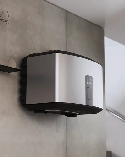 Remko Wandgerät an einer Betonwand in einem modernen Treppenhaus