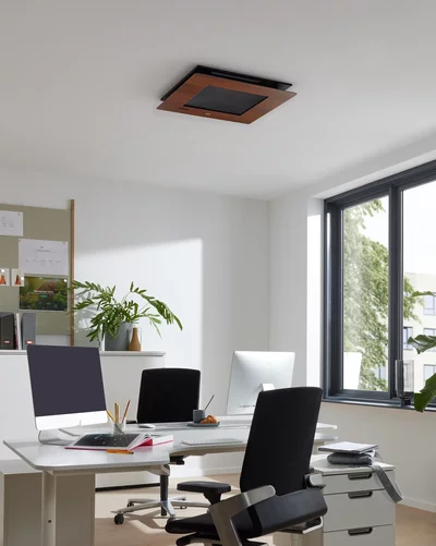 Remko Deckenkassetten-Gerät in einem modernen Büro mit Schreibtischen und Fenstern