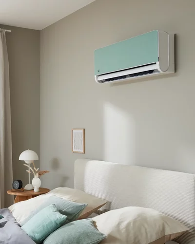 Climatiseur Remko monté au mur dans une chambre lumineuse