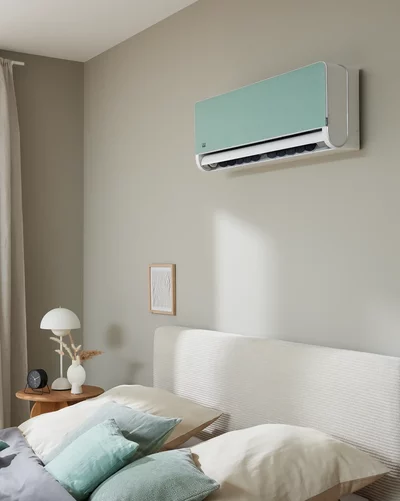 Remko airconditioning aan de muur in een lichte slaapkamer