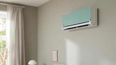 Remko Klimagerät an der Wand in einem hellen Schlafzimmer mit Bett und Fenster
