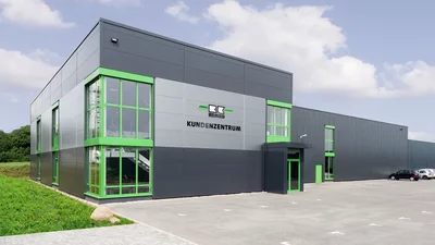 Schulungszentrum Nord<br>Lage Außenansicht des Remko Kundenzentrums mit moderner Fassade und grünen Fensterrahmen