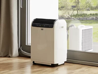 Lokales Raumklimagerät im Wohnzimmer Lokales Raumklimagerät mit Innengerät im Wohnzimmer und Außenteil auf Terrasse