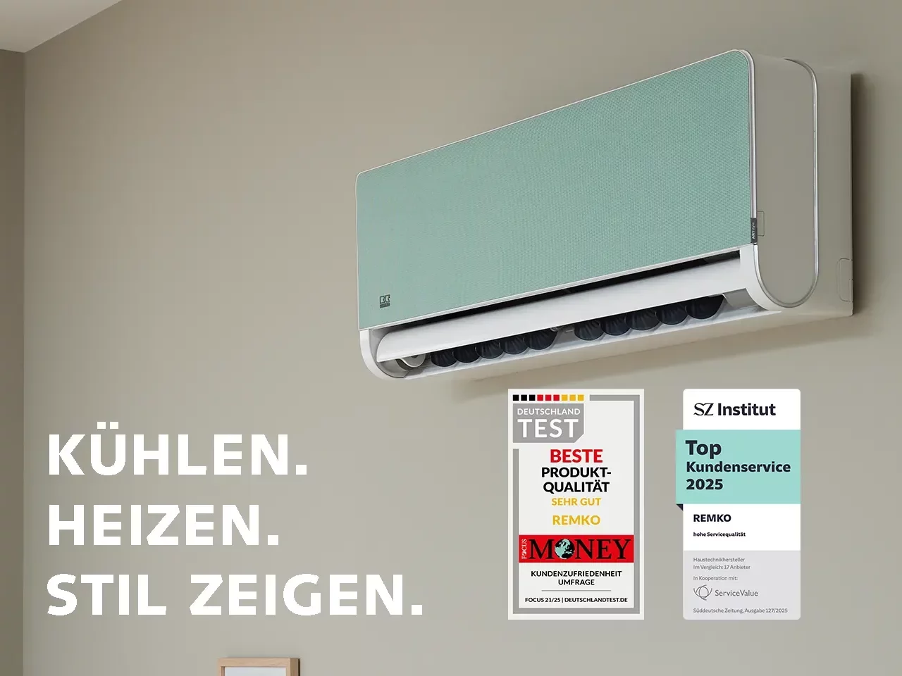 Klimawandgerät mit mintgrüner Blende an Wand