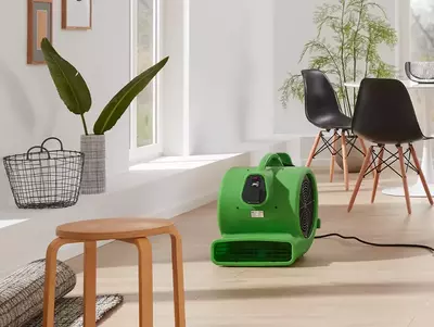 Hochleistungs-Ventilator RTV steht im leergeräumten Zimmer