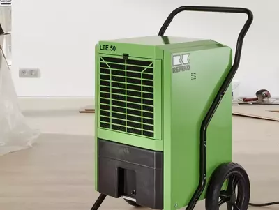 Luftentfeuchter im Wohnraum Luftentfeuchter LTE Eco steht im leergeräumten Wohnraum