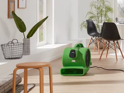 Hochleistungs-Ventilator im Einsatz Hochleistungs-Ventilator RTV steht im leergeräumten Zimmer