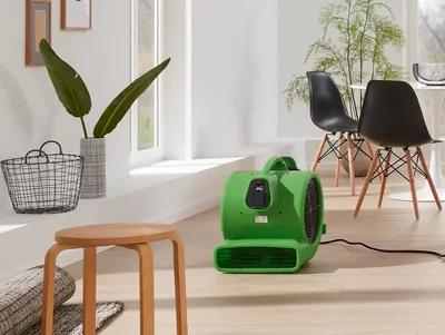Hochleistungs-Ventilator RTV steht im leergeräumten Zimmer