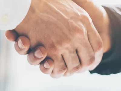 Zwei Männer geben sich die Hand