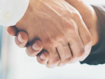 Händedruck Zwei Männer geben sich die Hand