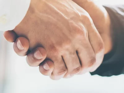 Zwei Männer geben sich die Hand